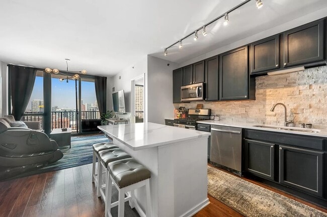 Building Photo - 210 S Desplaines St