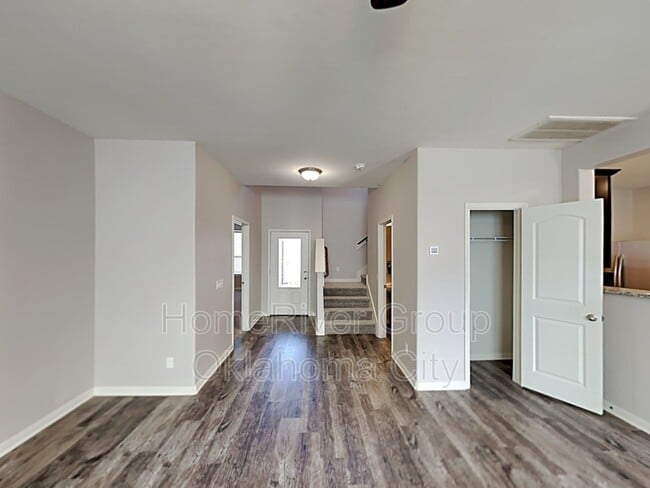 Building Photo - 420 E Mobile Terrace