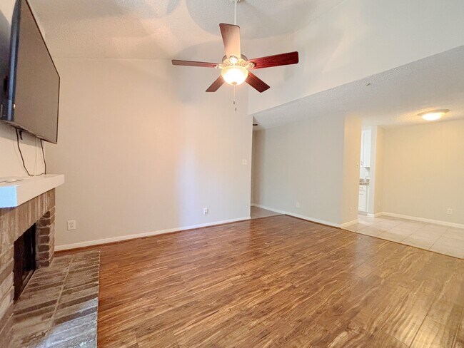 Foto del edificio - 7900 N Stadium Dr