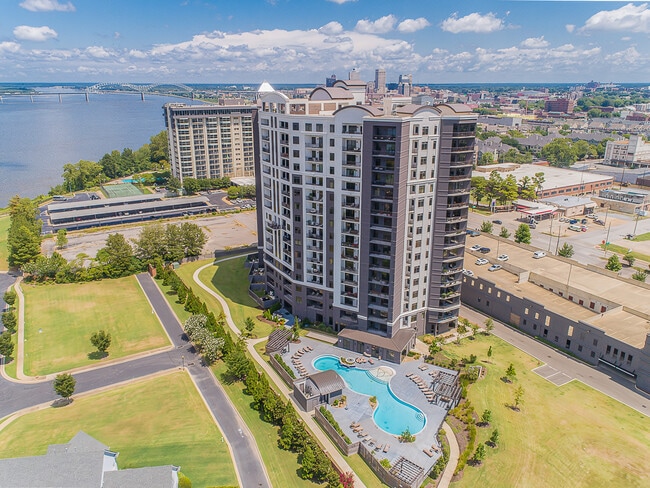 Building Photo - 717 S Riverside Dr