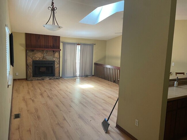 Building Photo - SPACIOUS 2/2 FOR RENT $1400