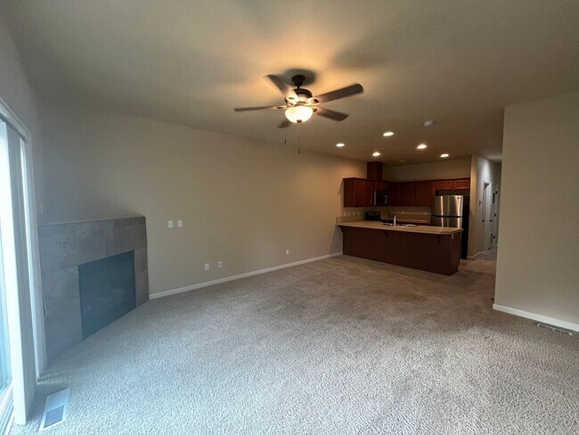 Building Photo - Well-Maintained Townhome in Desirable SW Portland