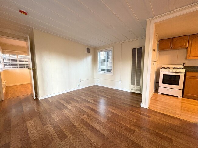 Foto del edificio - Charming 1BR Cottage with Private Patio