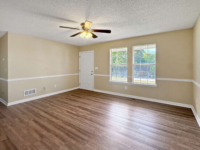 Building Photo - Three Bedroom Ranch in North Hall