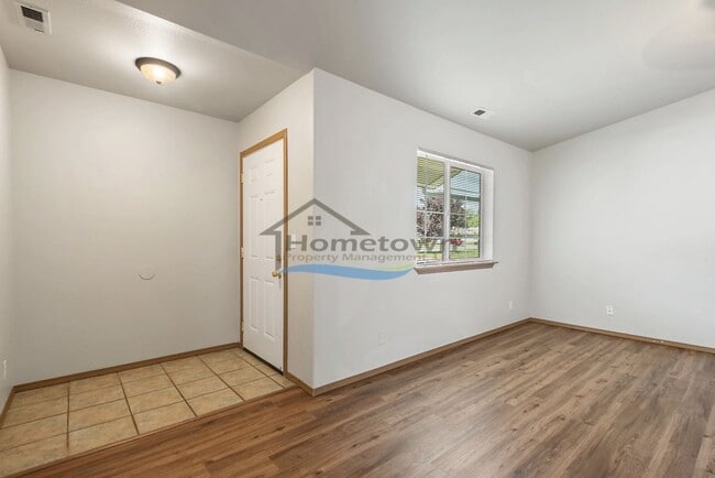 Building Photo - Two-Bed, Two-Bath Duplex with Garage in Co...