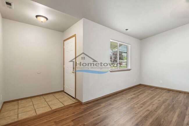 Foto del edificio - Two-Bed, Two-Bath Duplex with Garage in Co...