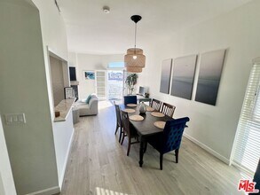 Building Photo - 32 28th Pl