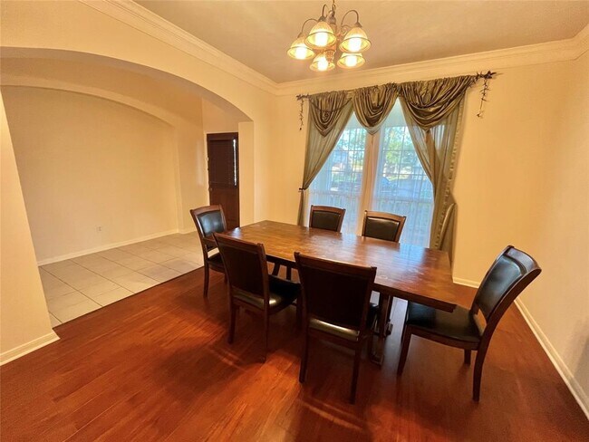 Building Photo - 1803 Stoneleigh Ct