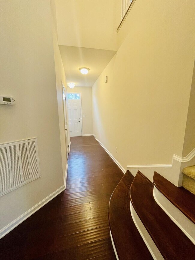 Building Photo - Spacious 3BR/2.5 BA Townhouse in Edison Sq...