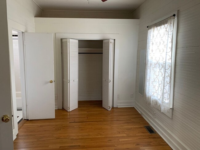 Building Photo - ONE MONTH FREE! - Cozy One Bedroom Cottage...