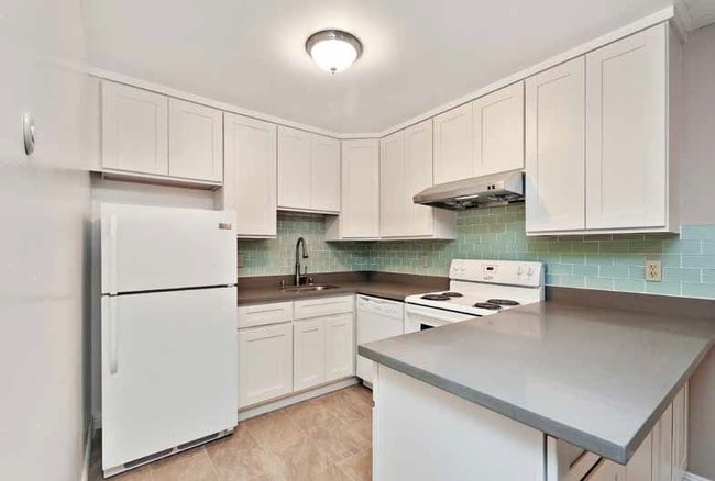 Kitchen - 102 Locksley Ave