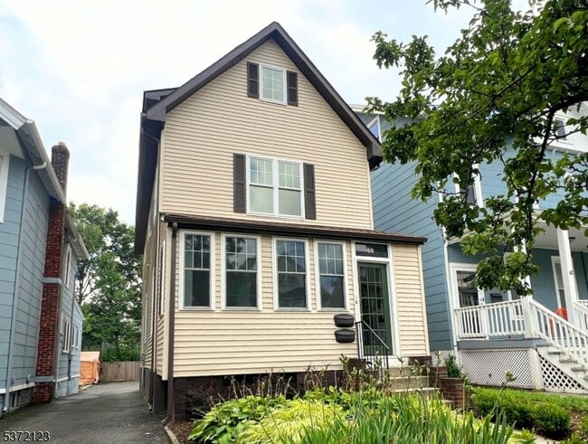 Building Photo - 60 Montague Pl