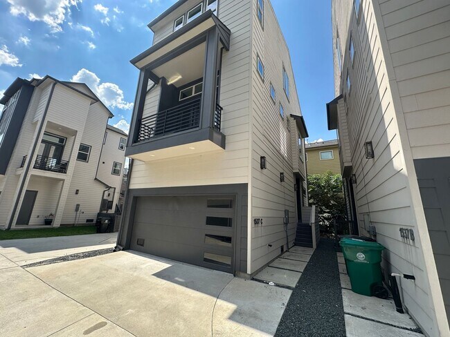 Foto del edificio - For Lease | 3 Bed, 2 Bath | 2,139 Sq Ft | Greater Heights |