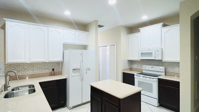 Foto del edificio - 4 Bed 2 Bath Single Family House For Rent