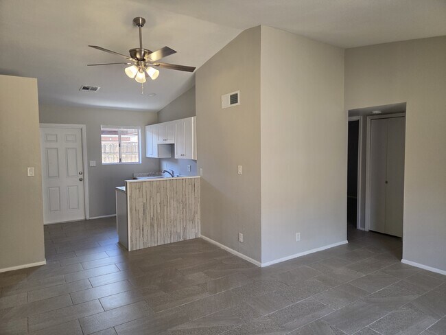 Foto del edificio - 6245 E Glencove Cir