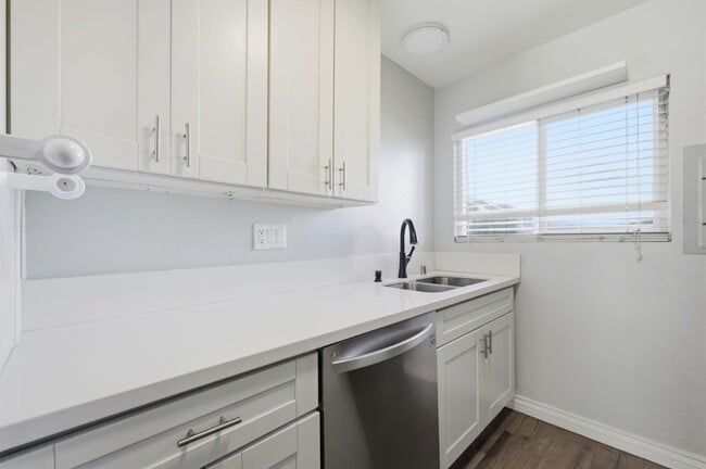 Building Photo - 267 S Ventura Rd