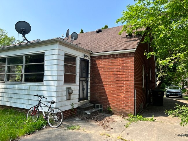 Building Photo - 20220 Biltmore St