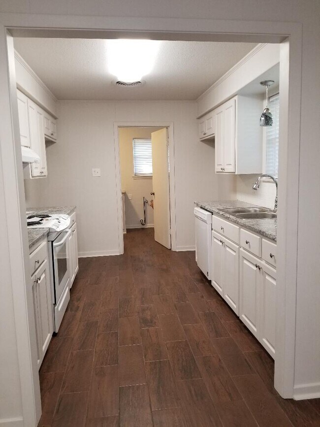 Building Photo - 10707 Welcome Hites Dr