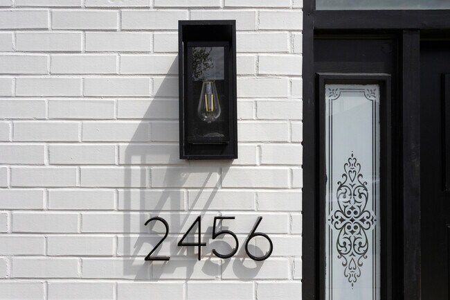 Foto del edificio - 2456 W Huron St
