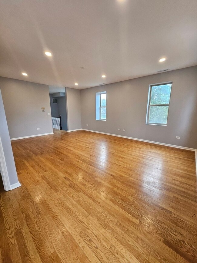 Foto del edificio - 736 S Kedzie Ave
