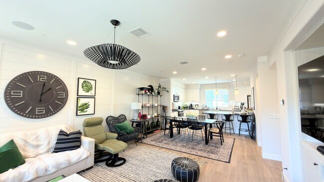 Foto del edificio - Luxury Builder Model Home - Resort Style Amenities In A Gated Community