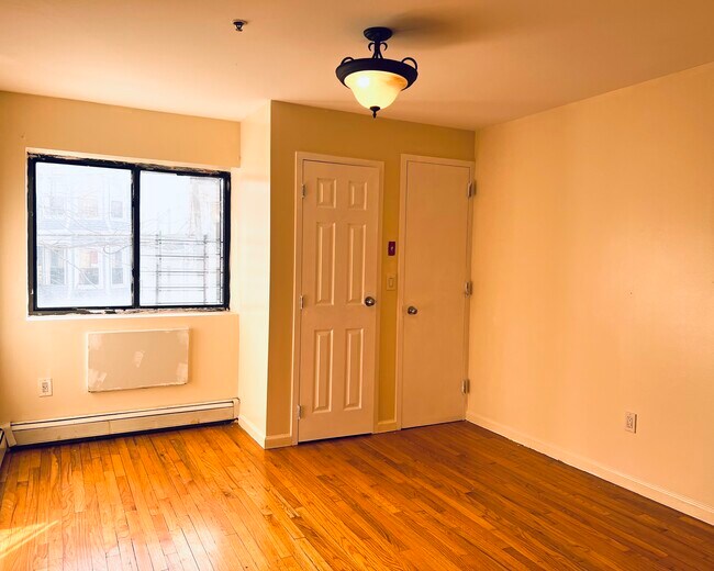 Building Photo - 2881 Valentine Ave
