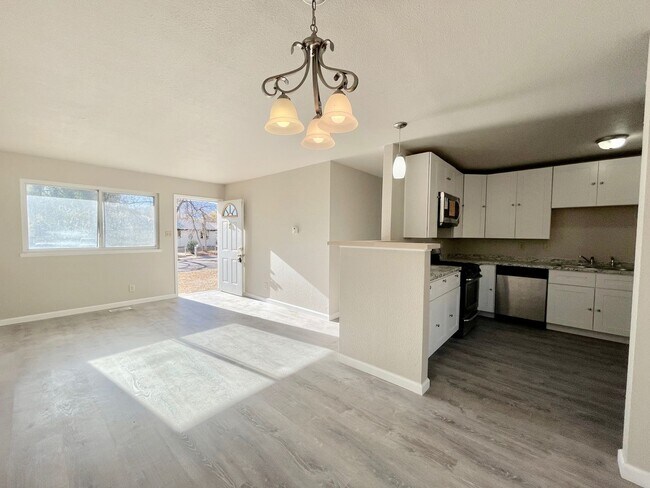 Foto del edificio - 3 Bedroom/ 1 Bathroom Rancher Close To Fort Carson