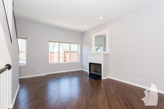 Building Photo - 4438 N Racine Ave