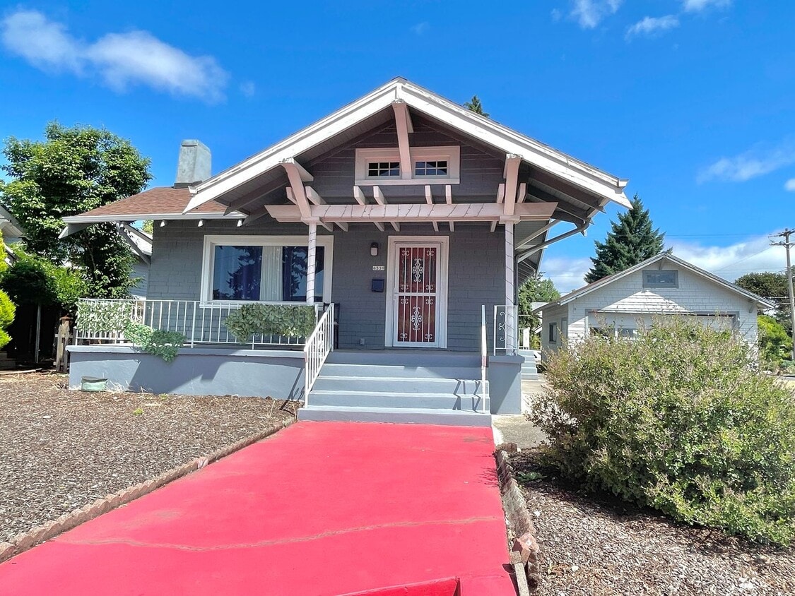 Primary Photo - Rose City Park 2 bed, 2 bath with classic ...
