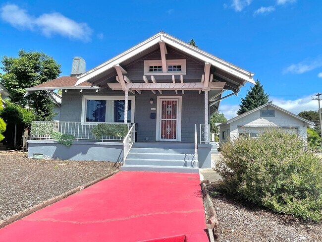 Rose City Park 2 bed, 2 bath with classic ... - Rose City Park 2 bed, 2 bath with classic ... House