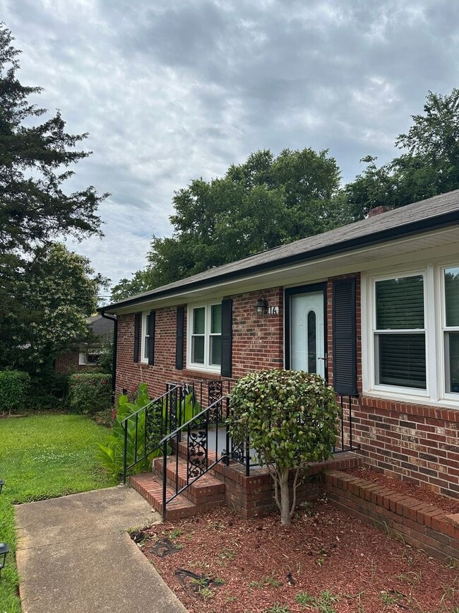 Building Photo - 3 Bed 1.5 Bath 10 Minutes from downtown!