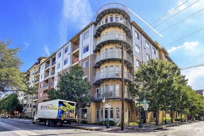 Available - 910 W 25th St