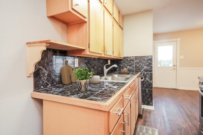Foto del edificio - 5211 Parkridge Dr