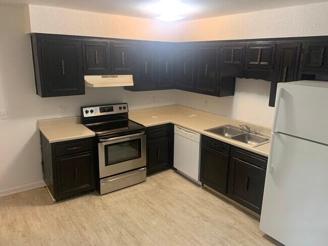 Kitchen - 1004 Metro Dr