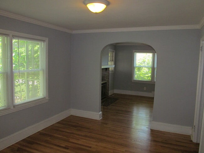Building Photo - Ardmore with Modern Kitchen!