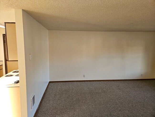 Building Photo - 677n52