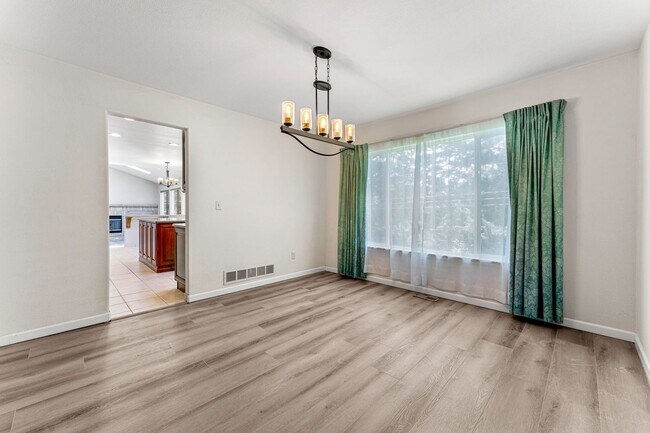 Building Photo - Beautiful Home in Littleton! Internet incl...