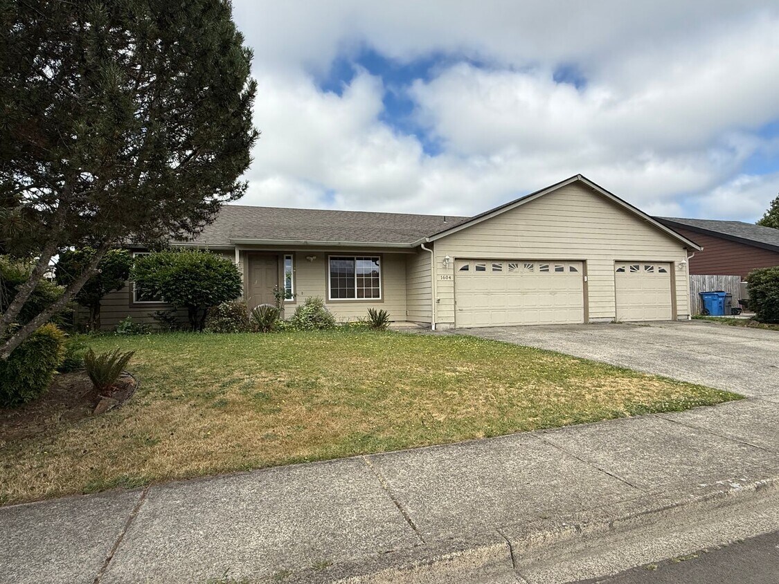 Foto principal - Charming One-Level Ranch in Peaceful Battl...