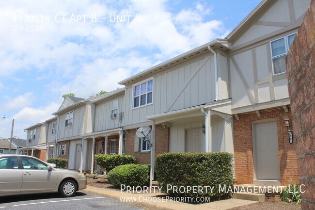 Building Photo - 2 bedroom, 1 .5 bath townhome