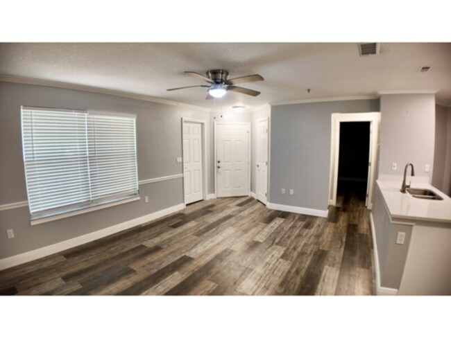 Building Photo - 2 Bedroom Condo in the Landings