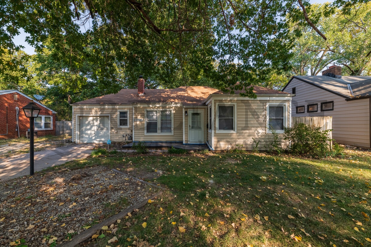 Primary Photo - 2046 N Burns Ave