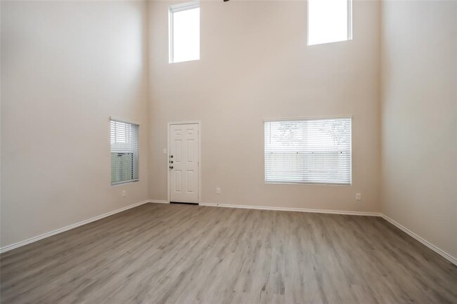 Building Photo - 15246 Estrella Rd W