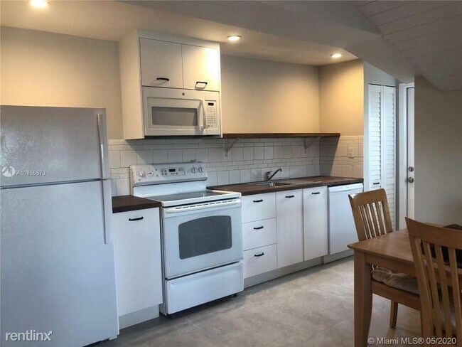 Building Photo - 821 SW 29th Ct