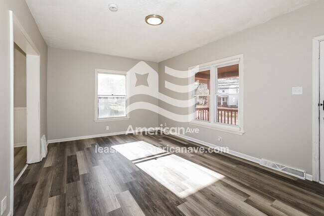 Foto del edificio - 563 Garry Rd