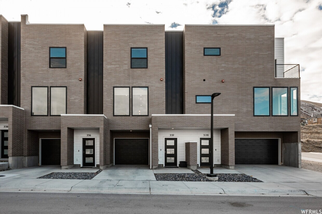 Primary Photo - 332 E Tri Ln