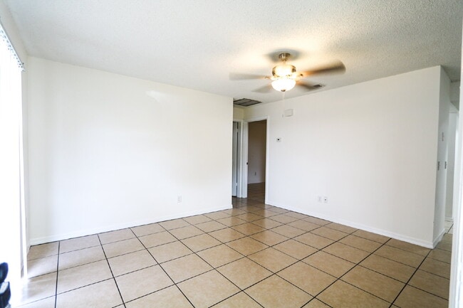 Foto del edificio - Freshly updated 2 bedroom 2 bath villa in ...