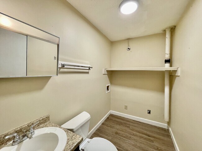 Foto del edificio - 2 bedroom, 1.5 bathroom townhome in Creeks Edge. Accepts Section 8.