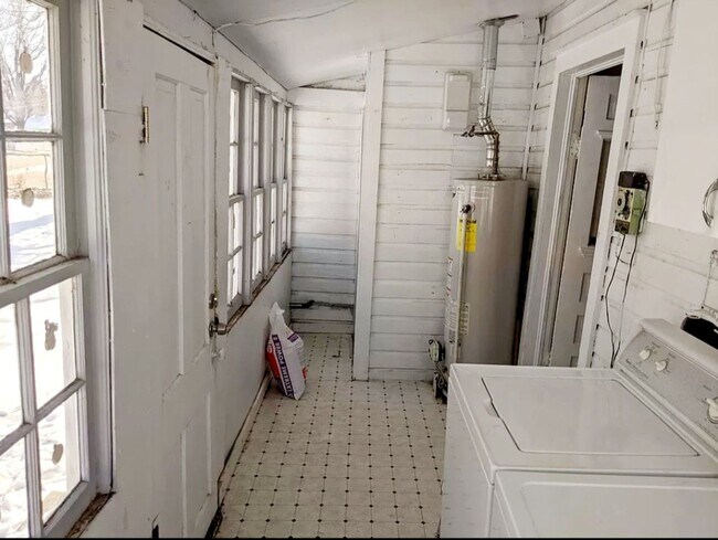 Building Photo - Available TODAY – Charming Single-Family H...