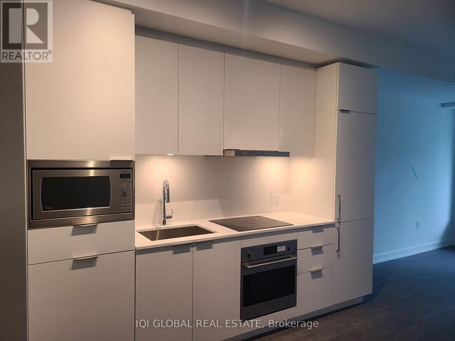 Building Photo - 8 Olympic Gdn Dr