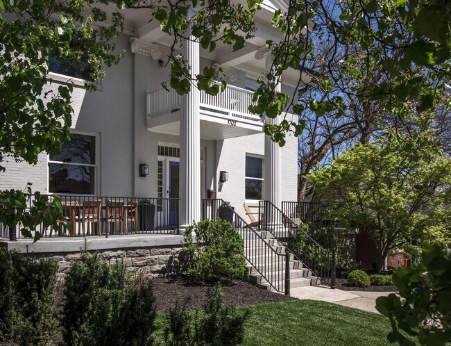 Foto del edificio - Elegant Fully Furnished 4BR/3.2BA Classic ...